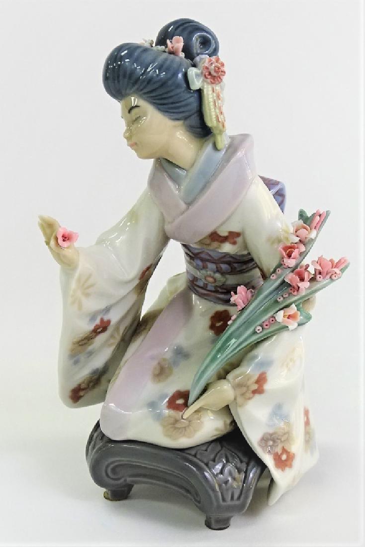 LLADRO GEISHA WITH FLOWERS FIGURE #4807 (1 of 3)