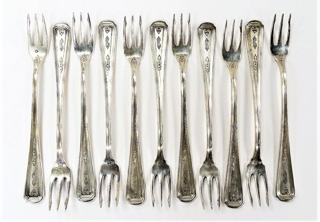 11 ANTIQUE AMERICAN STERLING HORS D'OEUVRE FORKS (1 of 3)
