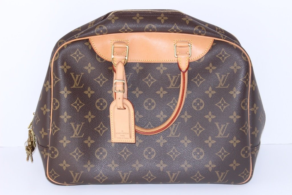 TRADITIONAL LOUIS VUITTON LADIES HANDBAG: From a Bal Harbor, Florida Estate and was originally purchased in the Ateliers Louis Vuitton in France. Shipping to U.S. to be $35 plus insurance. Condition: Good.
