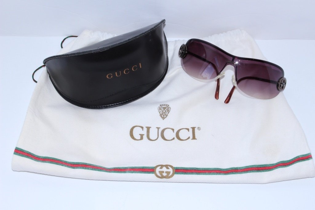 GUCCI SUNGLASSES WITH ORIGINAL LEATHER CASE (1 of 5)