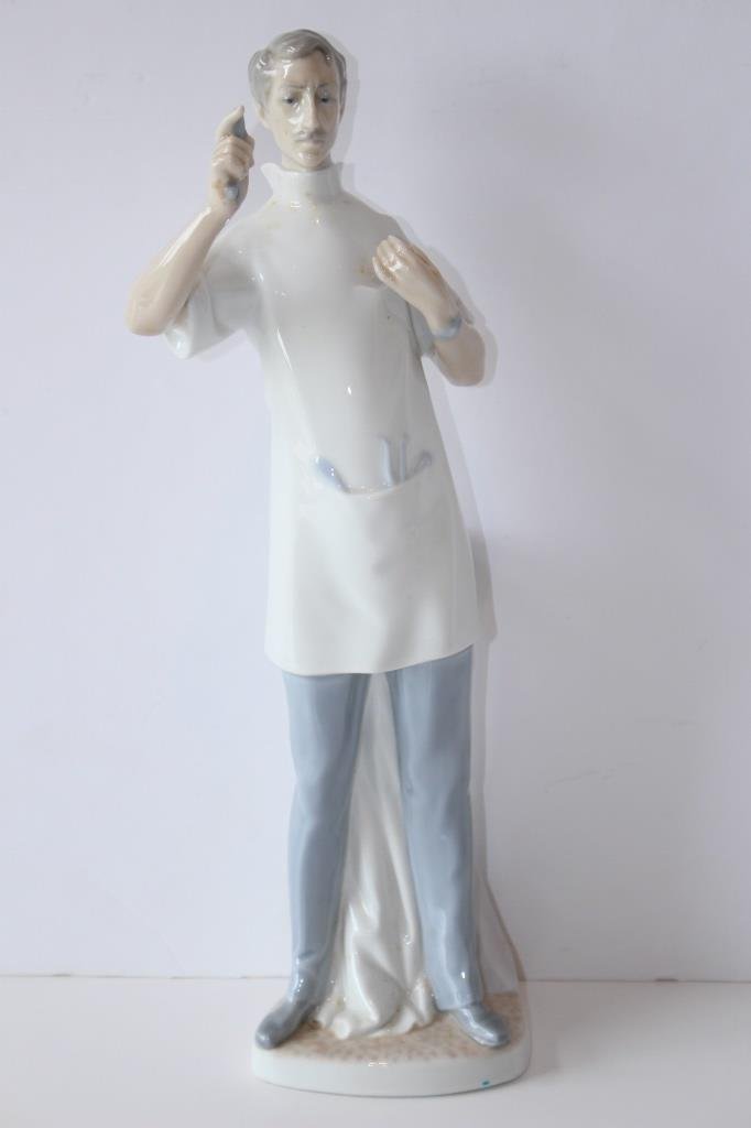 LARGE LLADRO FIGURINE OF THE PHYSICIAN (1 of 5)