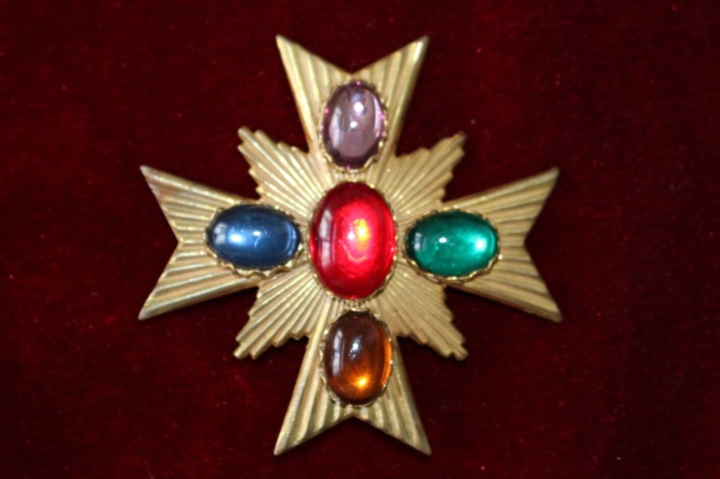 VINTAGE MIRIAM HASKELL GOLD TONE PIN WITH STONES (1 of 5)