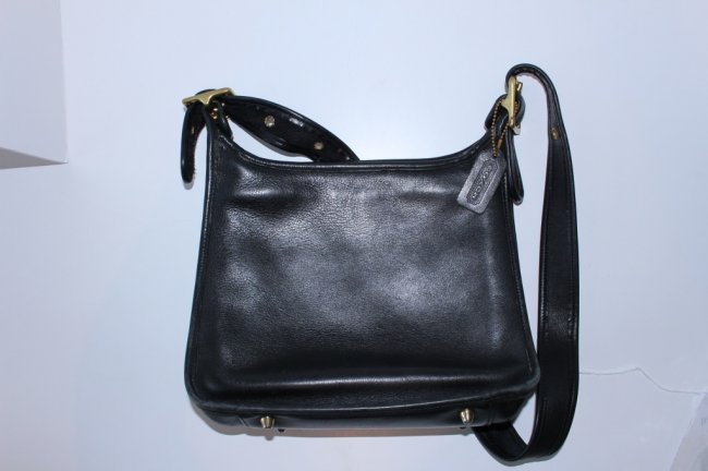 COACH LADIES BLACK LEATHER POCKET BOOK (1 of 4)