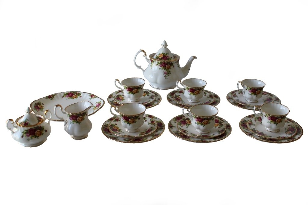 ROYAL ALBERT "OLD COUNTRY ROSES" CHINA SET (1 of 7)