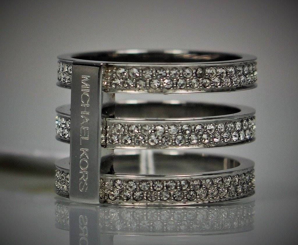 SIGNED MICHAEL KORS NEW IN BOX SILVER RING (1 of 3)