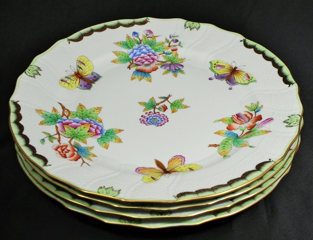 4 HEREND HAND PAINTED QUEEN VICTORIA DINNER PLATES (1 of 5)