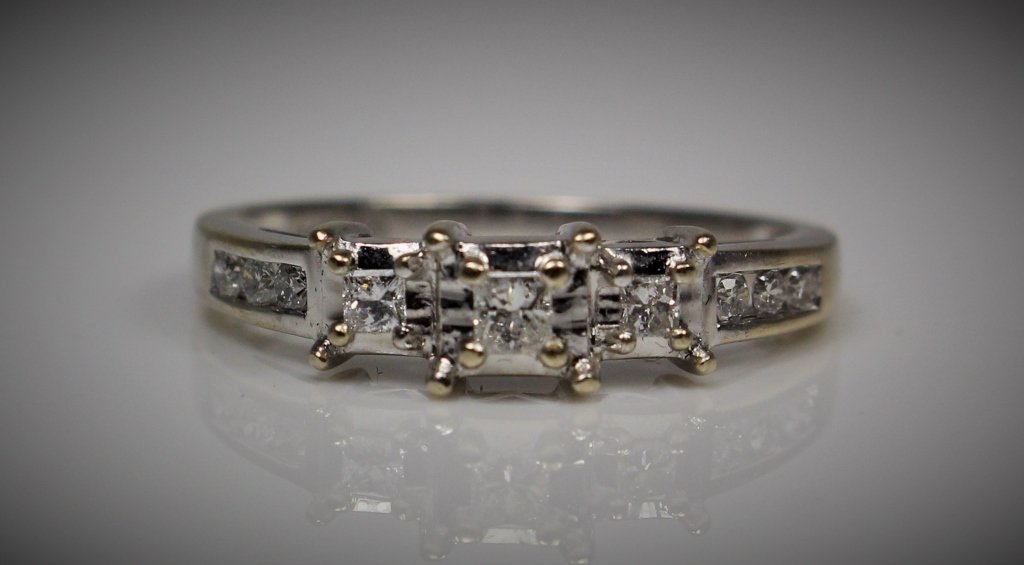 LOVELY LADIES 14KT WHITE GOLD & 3/4CT DIAMOND RING (1 of 4)