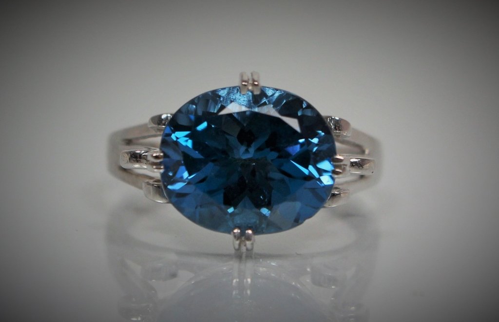ESTATE 10KT GOLD & BLUE TOPAZ OVAL LADIES RING (1 of 6)