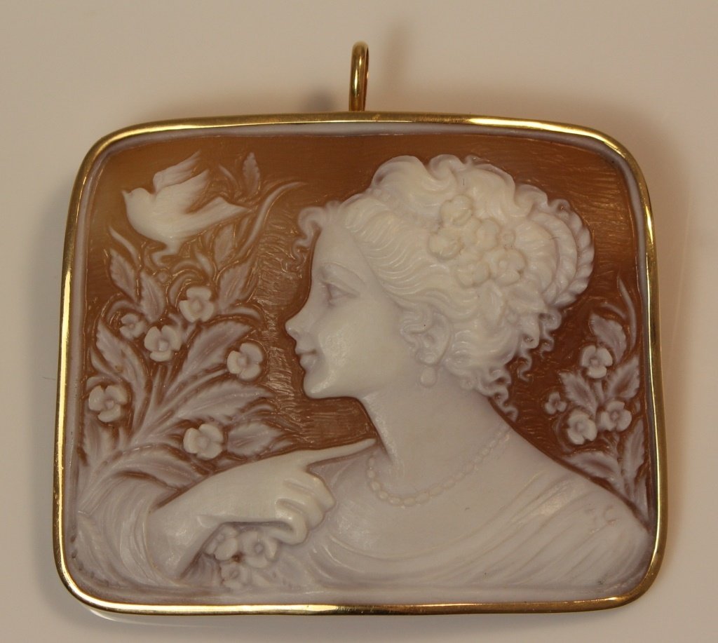 LARGE GORGEOUS 18KT GOLD CARVED CAMEO PIN (1 of 4)