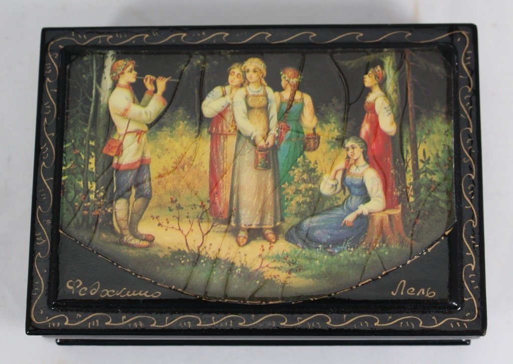 VINTAGE RUSSIAN LACQUER BOX OF A FLUTE PLAYER (1 of 3)