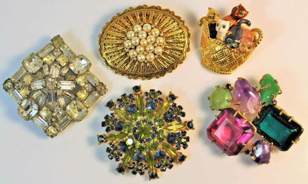 LOT 5 VINTAGE COSTUME JEWELRY BROOCHES ONE SIGNED (1 of 4)
