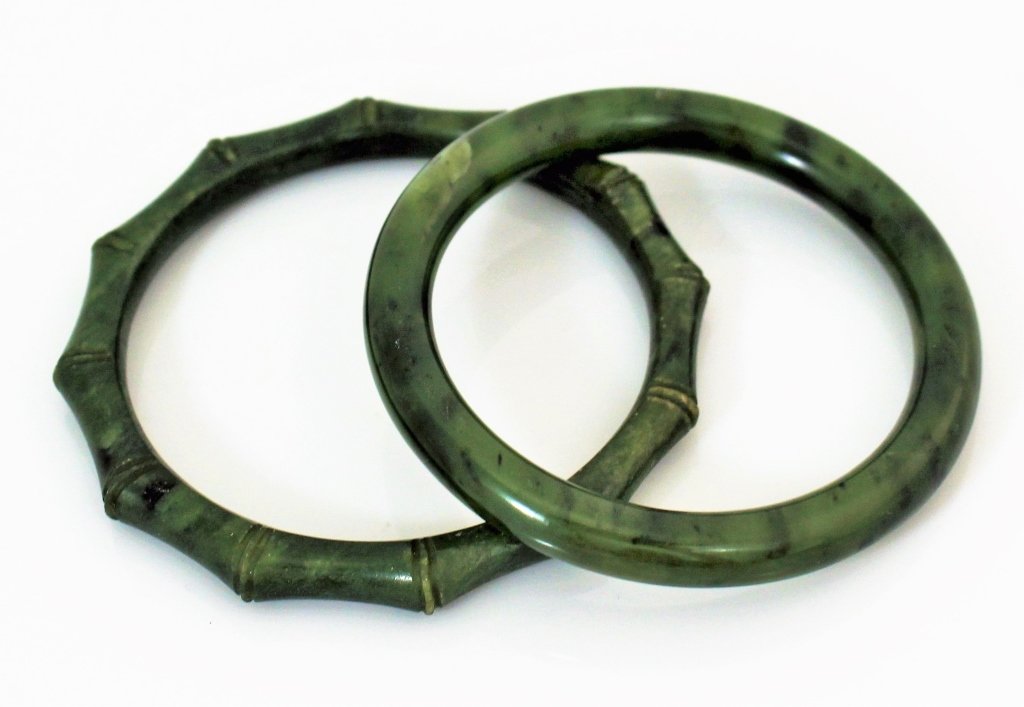 TWO VINTAGE CHINESE JADE BANGLE BRACELETS (1 of 1)