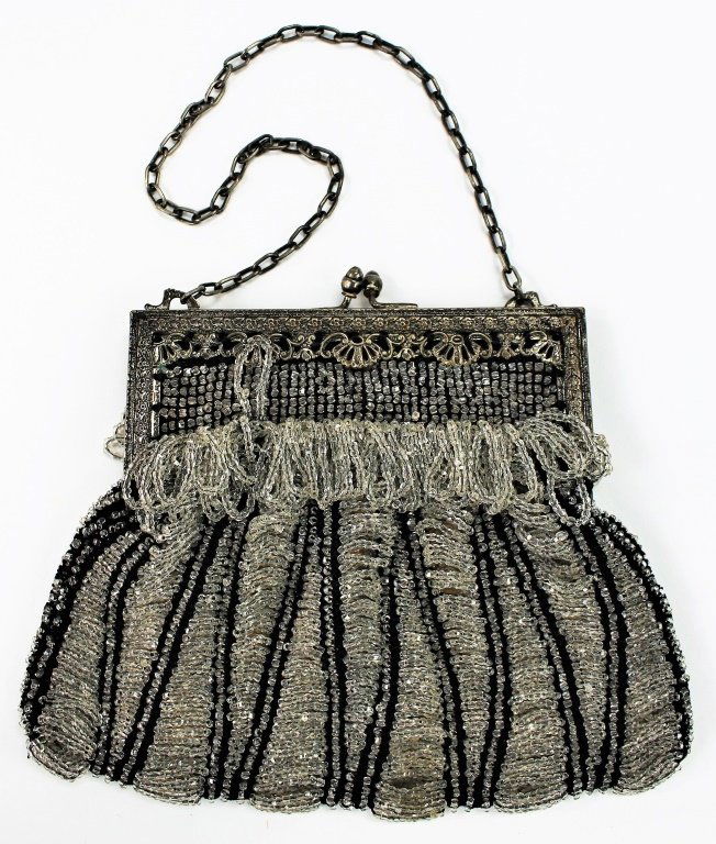 ANTIQUE BEADED PURSE ART NOUVEAU FRAME: Measures 5" wide x 6" tall. Shipping $20 U.S. plus insurance.