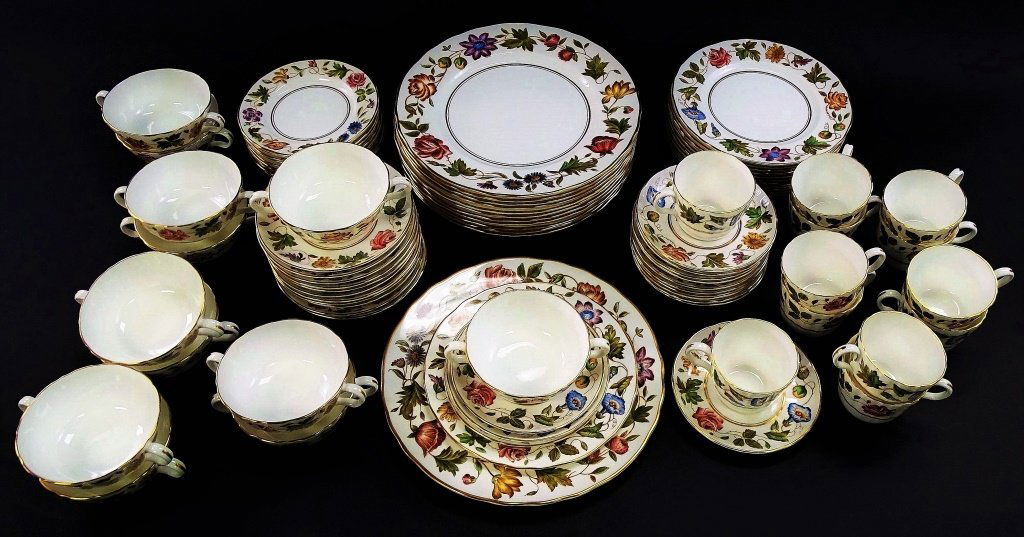 ROYAL WORCESTER 83 PIECE CHINA 'VIRGINIA' PATTERN (1 of 4)
