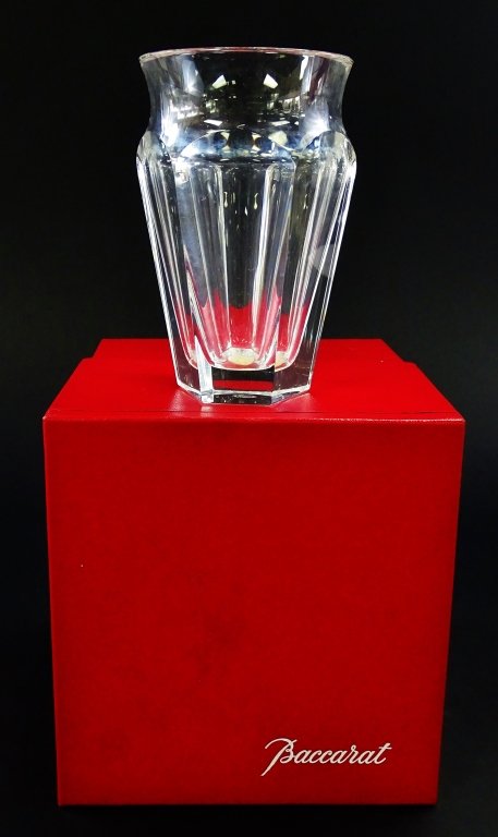 BACCARAT SMALL CRYSTAL GLASS VASE WITH BOX (1 of 3)