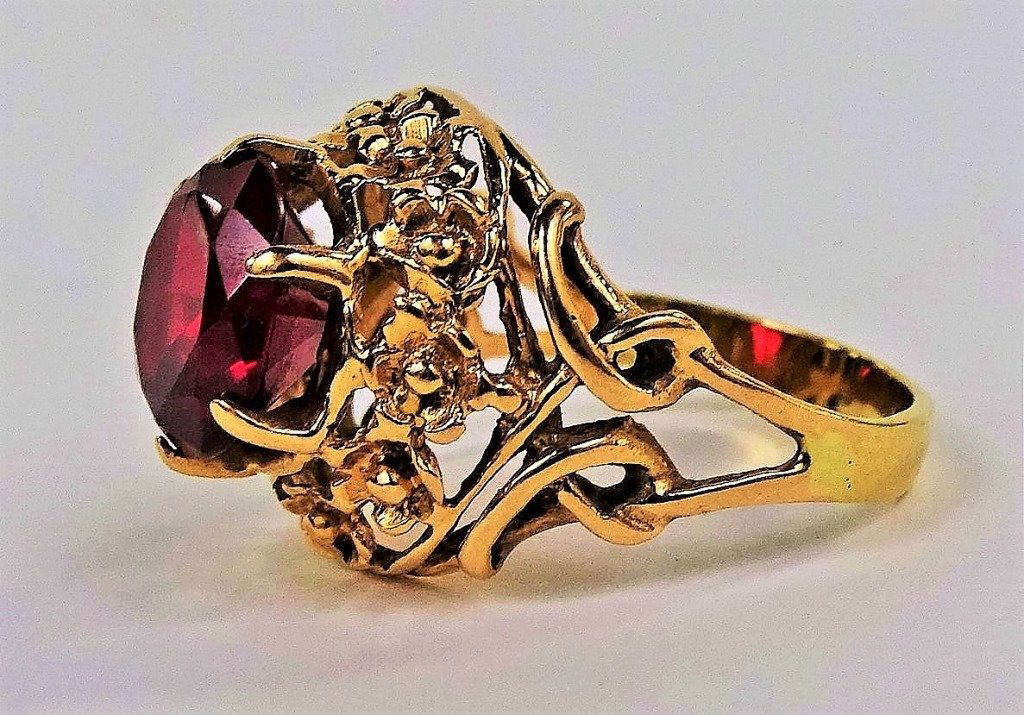 ESTATE 14KT YG AND LARGE RUBY LADIES RING (1 of 3)