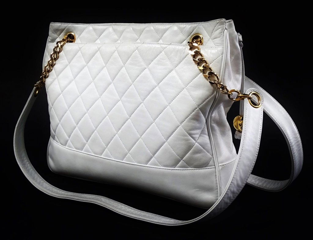 VINTAGE CHANEL WHITE LAMB SKIN SHOULDER TOTE BAG (1 of 8)