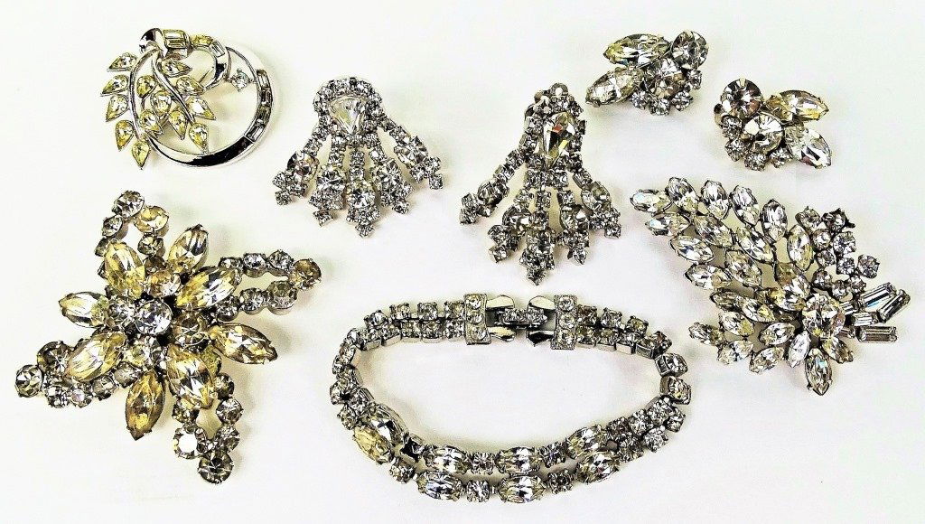 ASSORTED VINTAGE RHINESTONE COSTUME JEWELRY (1 of 10)