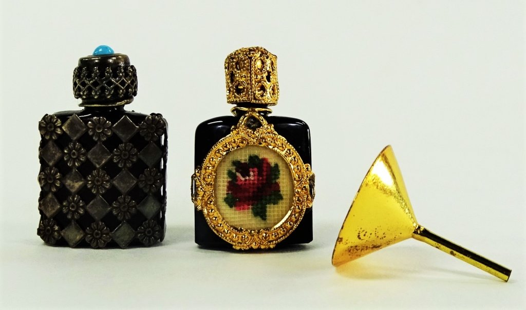 VINTAGE MICRO MINI LADIES PERFUME BOTTLES (1 of 3)