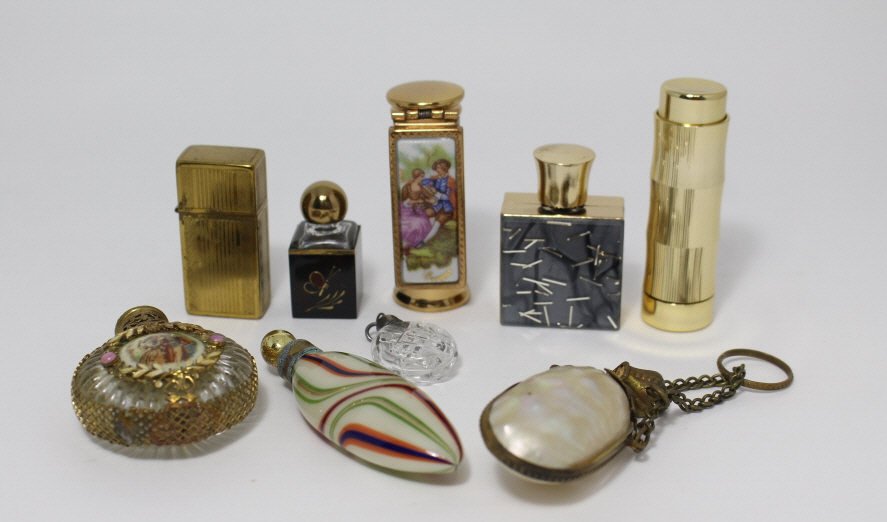 9 PIECES OF VINTAGE LADIES VANITY ITEMS (1 of 2)