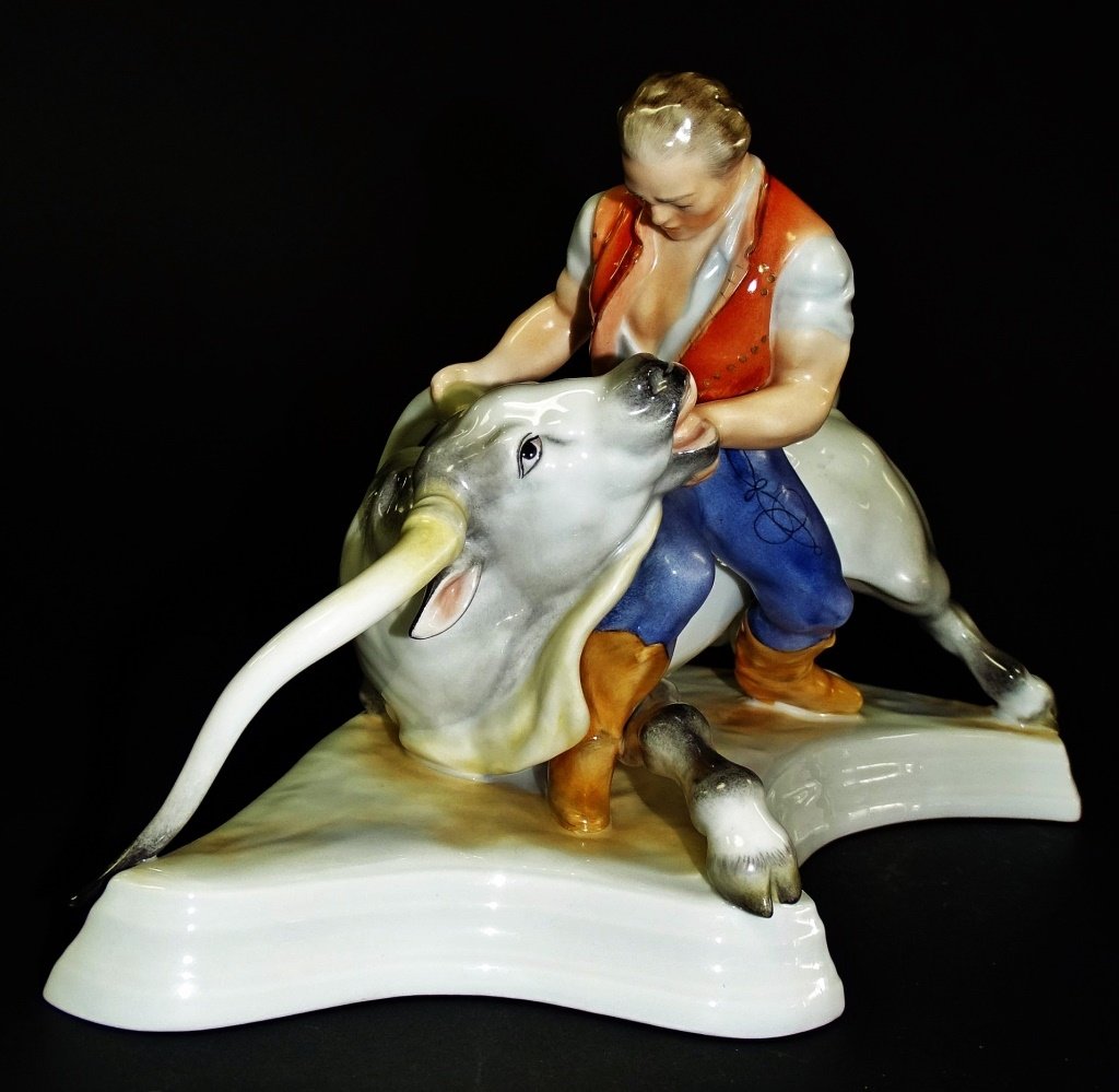 LARGE HEREND PORCELAIN OF BULL FIGHTER WITH BULL (1 of 3)