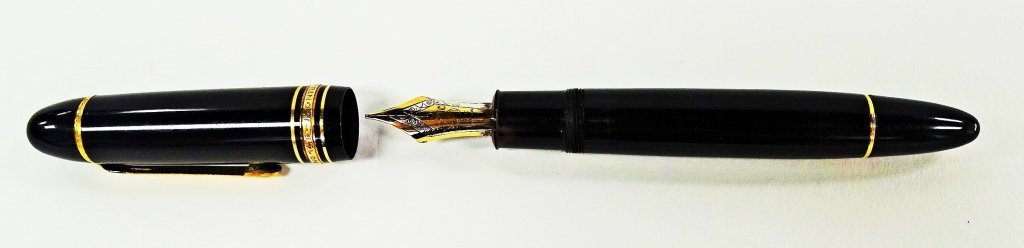ORIGINAL MONTE BLANC MEISTERSOCK PEN: Thick black pen with the white star top and the 18kt gold tip. In excellent condition. Shipping U.S. $20 plus insurance.