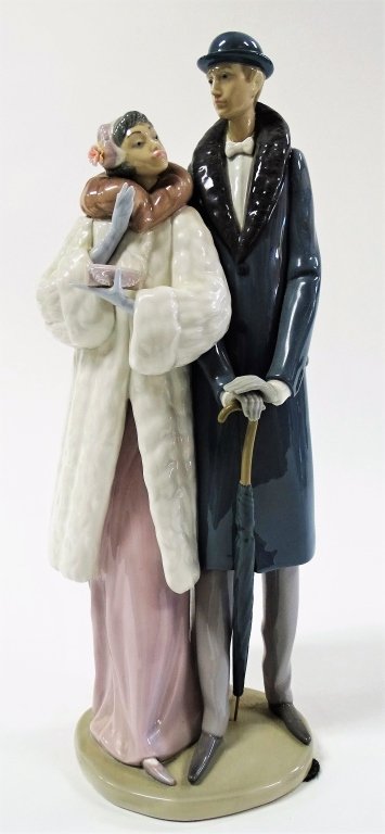 LLADRO PORCELAIN FIGURINE "ON THE TOWN" #1452: Issue Year: 1983 Retirement Year: 1994 Sculptor: José Puche. Measures 14½". Will not ship this lot but can recommend one of our local shippers.