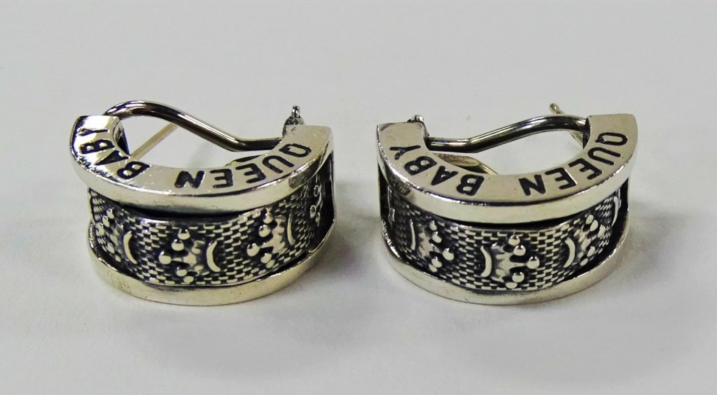 PAIR OF QUEEN BABY STERLING SILVER EARRINGS (1 of 4)