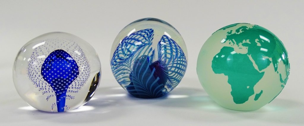 LOT OF 3 CONTEMPORARY ART GLASS PAPERWEIGHTS (1 of 2)