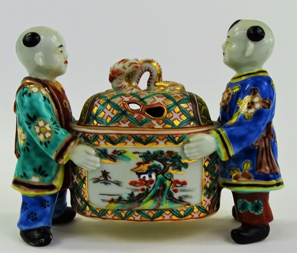 20TH CENTURY CHINESE EXPORT FIGURAL PORCELAIN BOX (1 of 4)