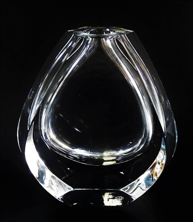 HEAVY BACCARAT SIGNED TEAR DROP BUD VASE: Heavy Baccarat France cut crystal bud vase in tear drop shape. Etched Baccarat signature to base, acid etched stamp to underside. Made in France. Measures approx. 7" H x 6 3/4" W x 2 1/4" D. Will not