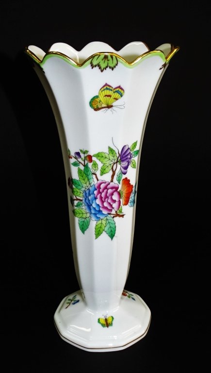 HEREND HAND PAINTED HUNGARIAN PORCELAIN VASE (1 of 3)