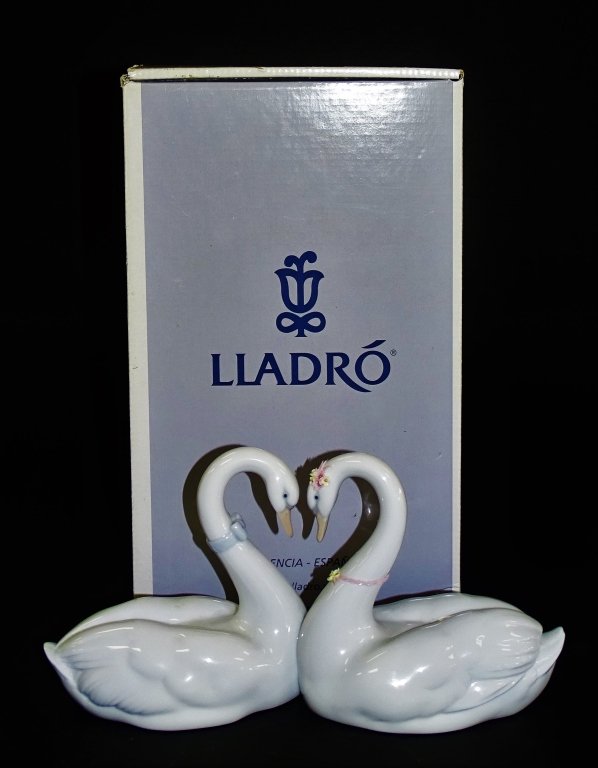 LLADRO PORCELAIN 'ENDLESS LOVE' GROUP #6585 (1 of 3)
