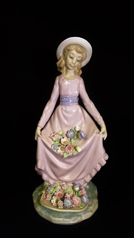 LLADRO PORCELAIN 'FLOWER CURTSEY' FIGURE #5027 (1 of 4)