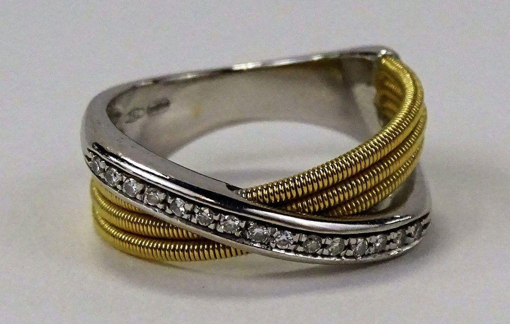 18KT 2 TONE GOLD AND DIAMOND CROSSOVER RING (1 of 3)