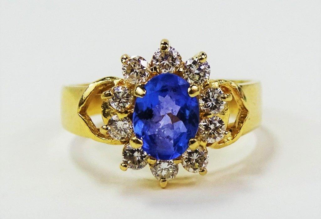 LADIES STUNNING 14KT YG TANZANITE & DIAMOND RING (1 of 4)