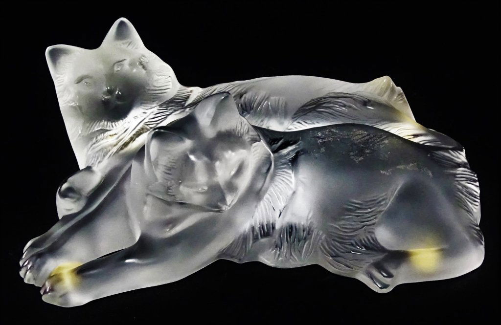 LALIQUE FRANCE PAPERWEIGHT OF 2 CATS LAYING (1 of 2)