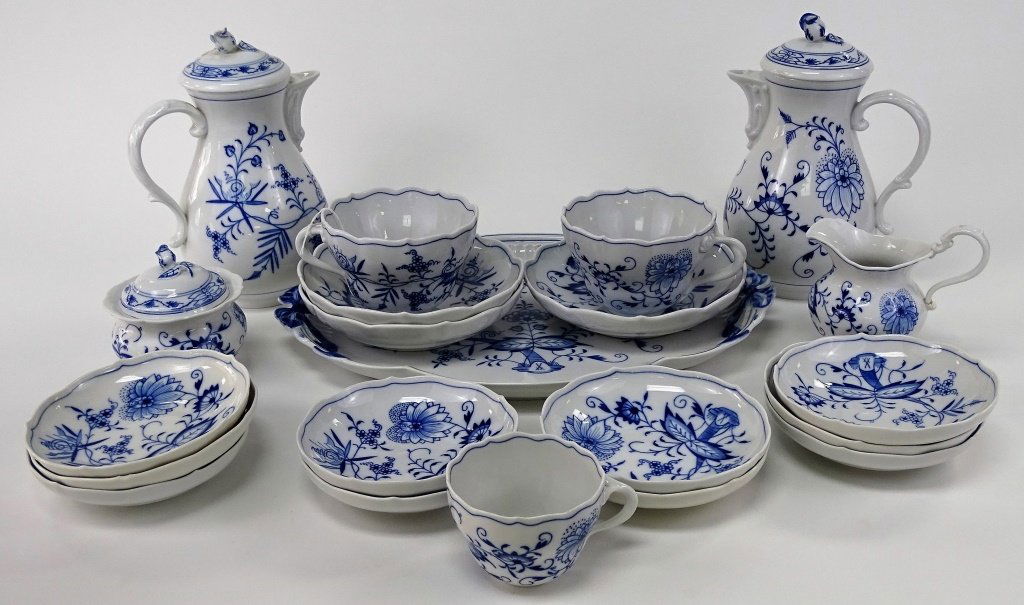 21PCS MEISSEN 'BLUE ONION' PORCELAIN DINNERWARE (1 of 2)