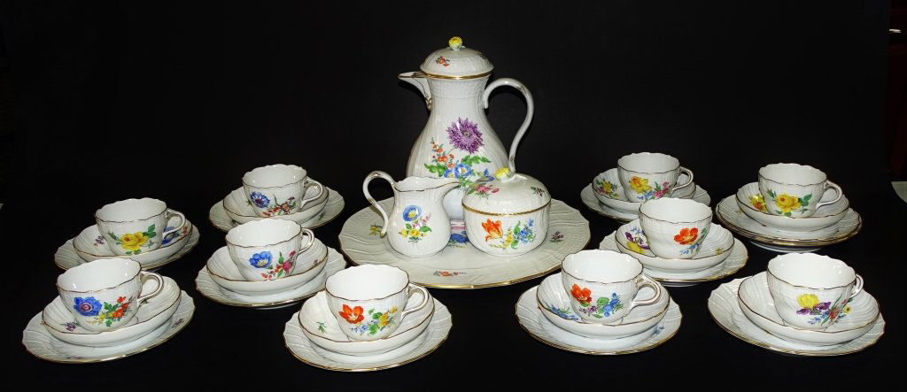 35PCS MEISSEN GERMAN PORCELAIN DINNERWARE (1 of 3)