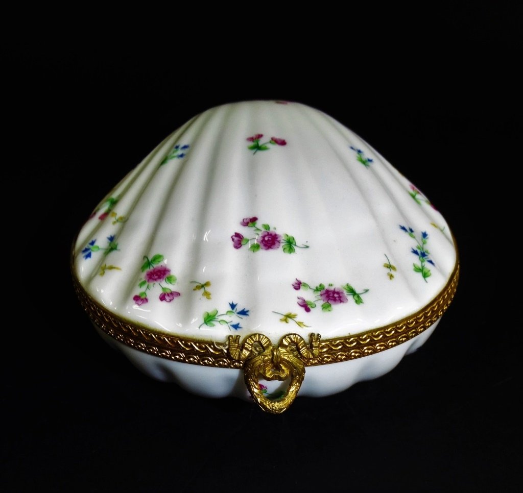 BERNARDAUD LIMOGES PORCELAIN SHELL TRINKET BOX: Beautiful Bernardaud Limoges Shell/Clam shaped porcelain jewelry/trinket Box. This box is decorated with pink roses and blue flowers with gold metal trimming around the middle; the opening is adorned