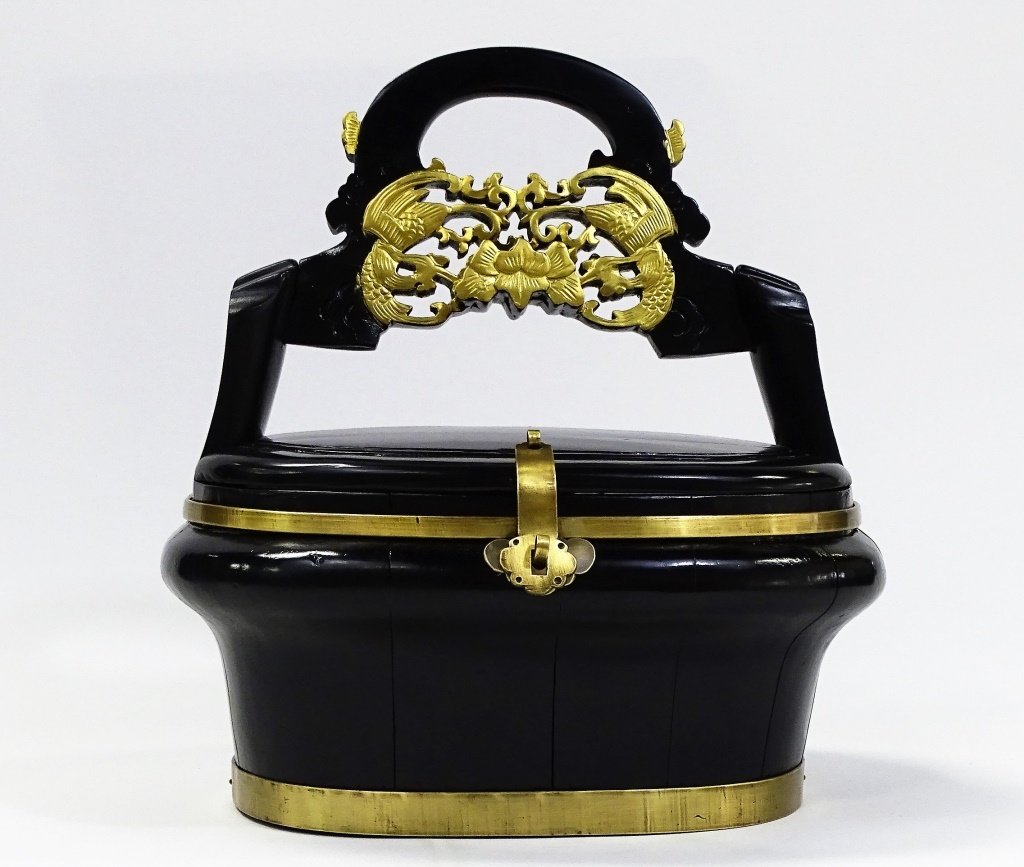 CHINESE BLACK & GILT LACQUERWARE BRIDE BOX (1 of 3)