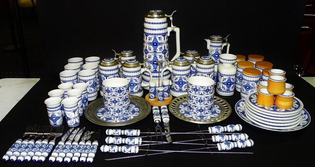 72PC LICHTE GERMAN PORCELAIN DINNERWARE SET (1 of 4)