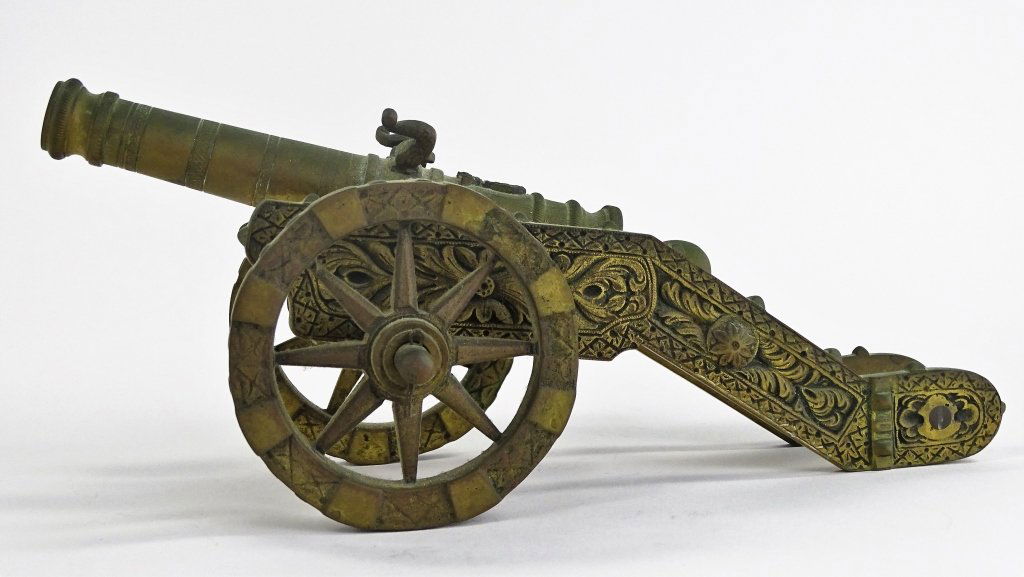 ANTIQUE CAST IRON CANNON (1 of 3)