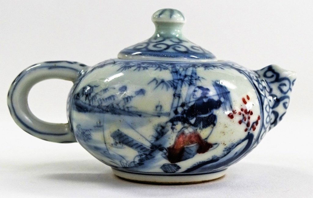18TH C. CHINESE BLUE & WHITE MINIATURE PORC.TEAPOT (1 of 5)