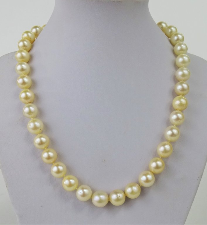 VINTAGE LADIES SALTWATER PEARL BEADED NECKLACE (1 of 3)