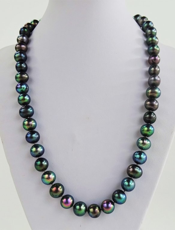VINTAGE LADIES TAHITIAN PEARL BEADED NECKLACE: Vintage ladies' Tahitian Pearl beaded necklace. Comprised of a single strand of natural Tahitian Pearls each measuring approx. 7 - 8mm. Has a 14kt Yellow Gold fishhook clasp. Overall length measures a