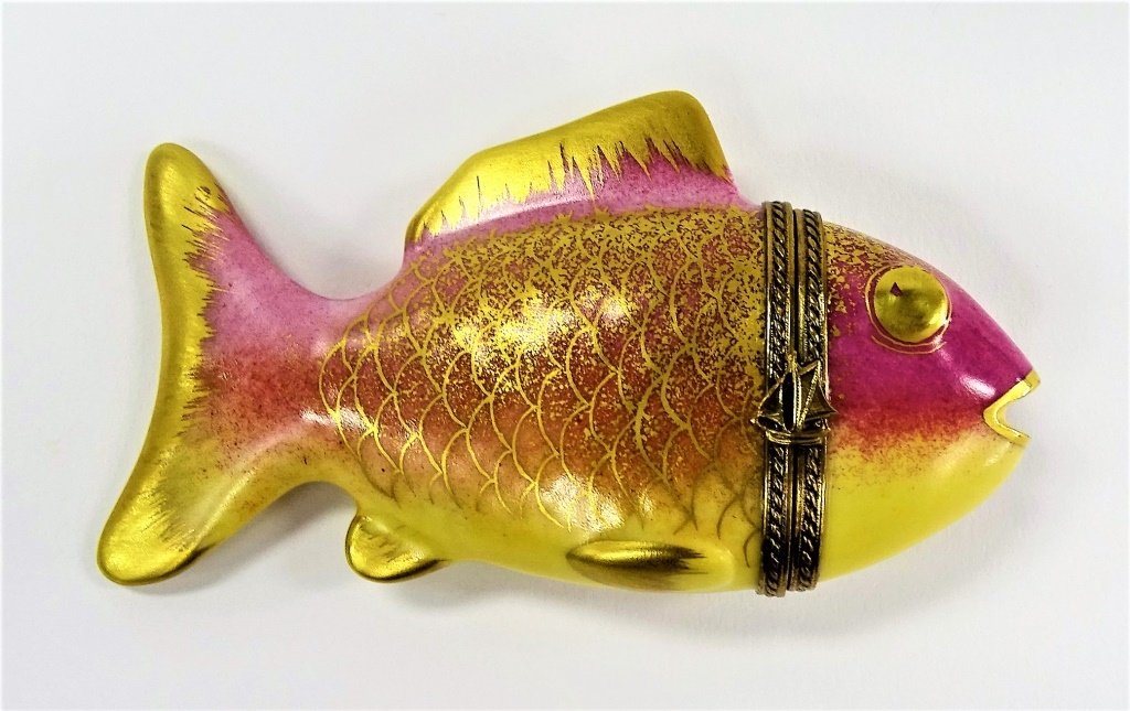 CHAMARD FRANCE LIMOGES LARGE PILL BOX FISH: Measures shipping $20 u.s. plus ins sures 4" long, in like new condition