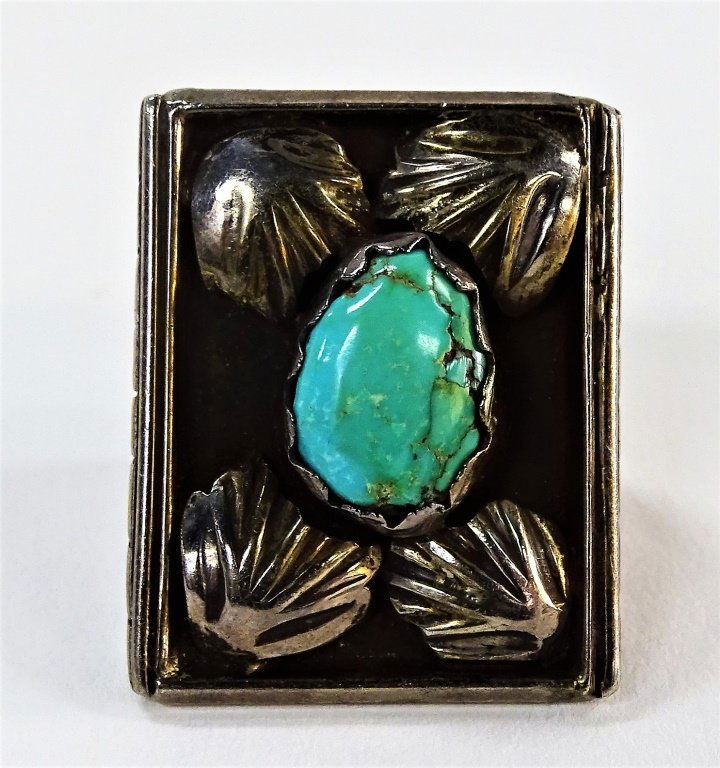 VINTAGE NAVAJO STERLING SILVER & TURQUOISE RING (1 of 3)