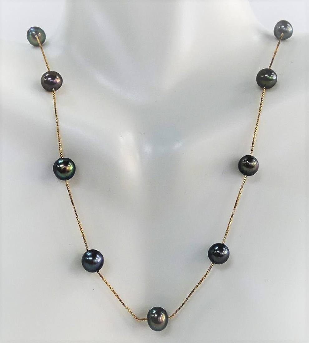 VINTAGE 14KT YELLOW GOLD TAHITIAN PEARL NECKLACE: Vintage Tahitian Pearl & 14 karat Yellow Gold beaded necklace. With pearls in charcola black color, each measuring approx. 6.3mm in diameter. Held on thin 14 karat Yellow Gold briolette chain, measuri