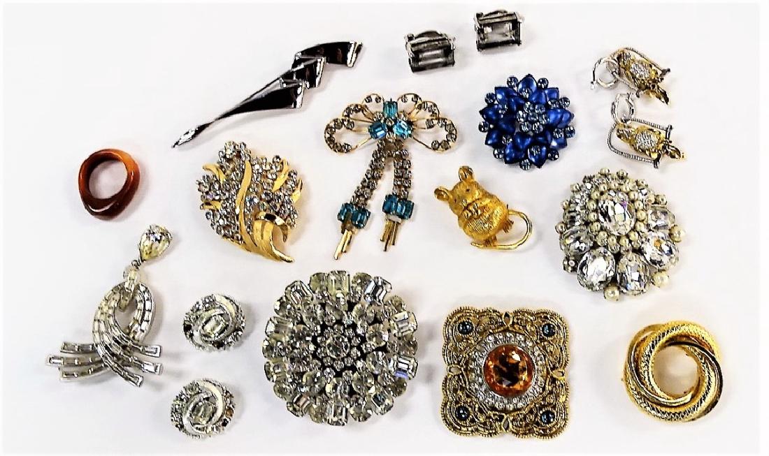 LARGE LOT OF MOSTLY SIGNED VINTAGE COSTUME JEWELRY (1 of 2)